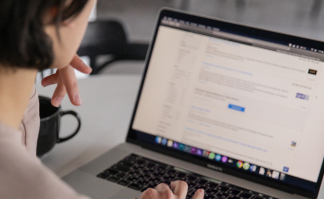 coach seo en ligne une élève travaille sur son ordinateur