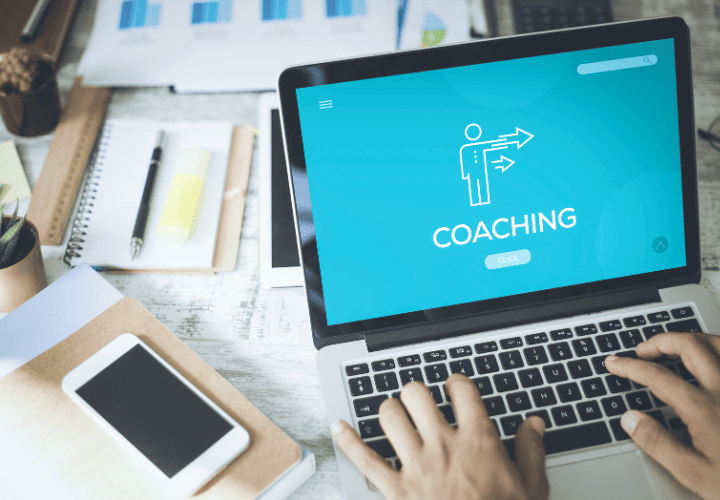 coach seo en ligne : élève devant son ordinateur