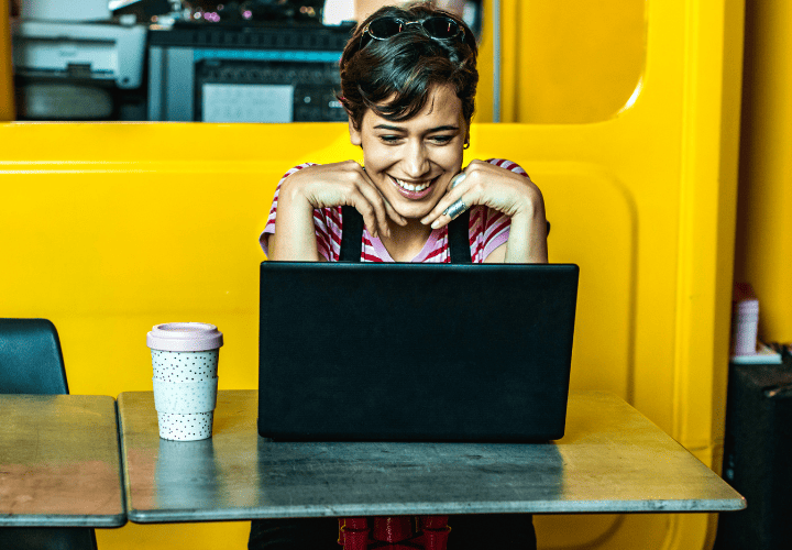 eleve devant son ordinateur qui fait son coaching seo individuel