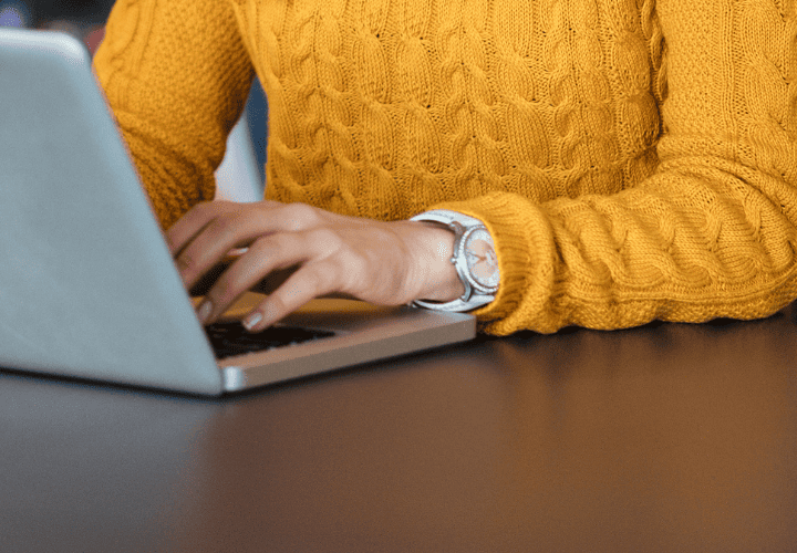 rédactrice web seo freelance en train de travailler sur l'ordinateur